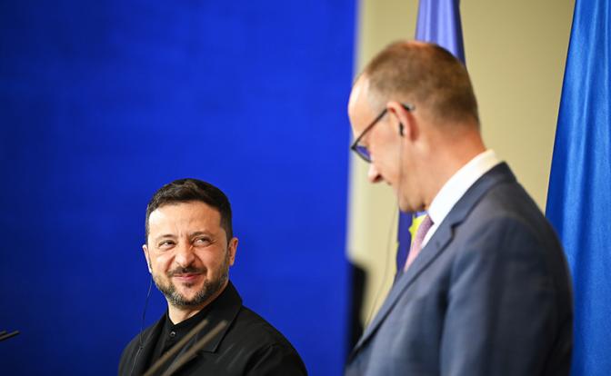 На фото: канцлер Германии Фридрих Мерц (справа) и президент Украины Владимир Зеленский (слева) на совместной пресс-конференции.
