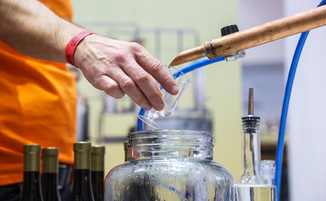 Эксперт предрек рост потребления самогона в России