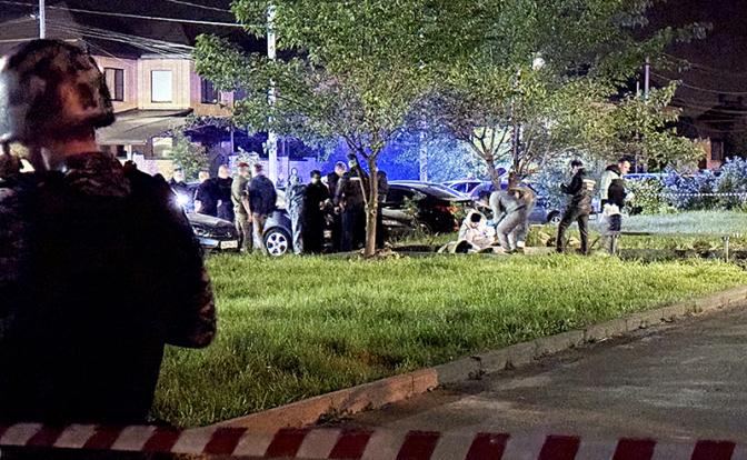 На месте взрыва рядом с жилым домом по улице Чехова. В результате происшествия погибли двое мужчин, в том числе ветеран СВО и участник региональной кадровой программы "Время героев" Заур Гурциев.