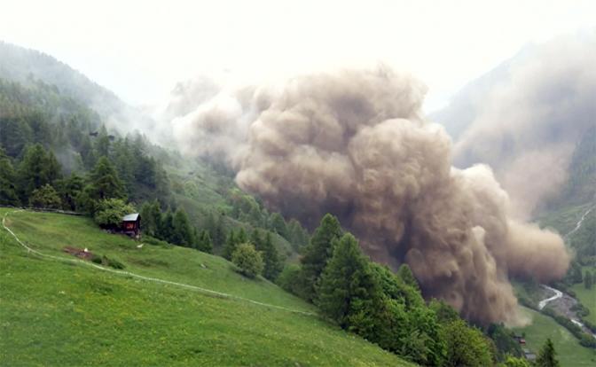 Альпы превращаются в «зону смерти»: Сорвавшийся ледник уничтожил деревню (ошеломляющее видео)