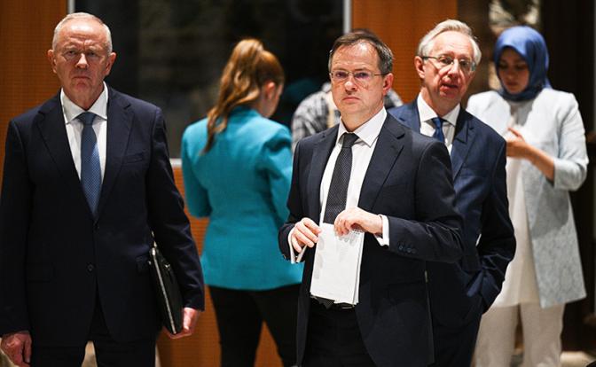 На фото:заместитель министра обороны РФ Александр Фомин, помощник президента РФ Владимир Мединский и заместитель министра иностранных дел РФ Михаил Галузин (слева направо)перед началом заявления российской делегации по итогам переговоров России и Украины.