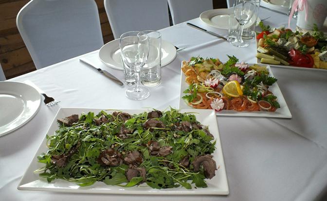 Названы блюда, которым не место на столе школьного выпускного