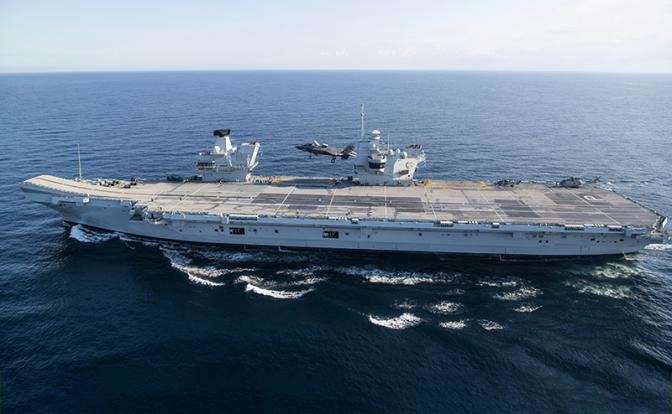 На фото: сверхзвуковой самолет с коротким взлетом и вертикальной посадкой (STOVL) F-35B приземляется на борту HMS "Prince of Wales".