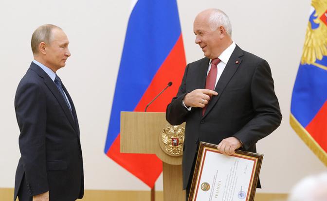 На фото (слева направо): президент России Владимир Путин и глава государственной корпорации «Ростех» Сергей Чемезов