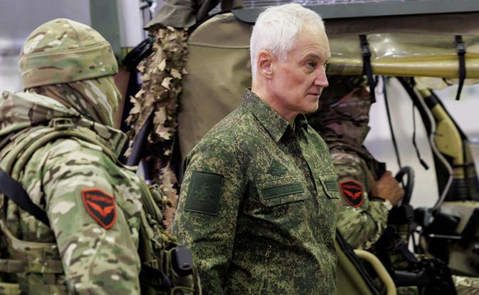 На фото: министр обороны РФ Андрей Белоусов (в центре) во время инспектирования нового центра перспективных беспилотных технологий Минобороны России "Рубикон".