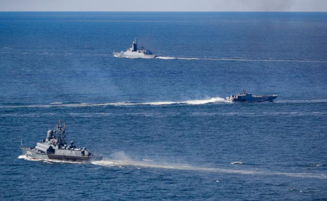 На фото: силы Балтийского флота провели учение по оттеснению и огневому поражению корабля условного противника в Балтийском море.