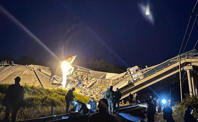 На фото: сход с рельсов локомотива и вагонов пассажирского поезда № 86 сообщением Климов — Москва в результате обрушения автомобильного моста.