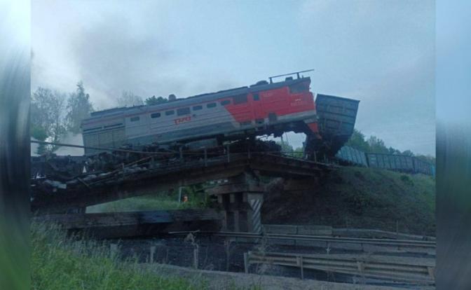 На фото: на 48-м км трассы Тросна-Калиновка Железногорского района во время движения грузового локомотива произошло обрушение моста.