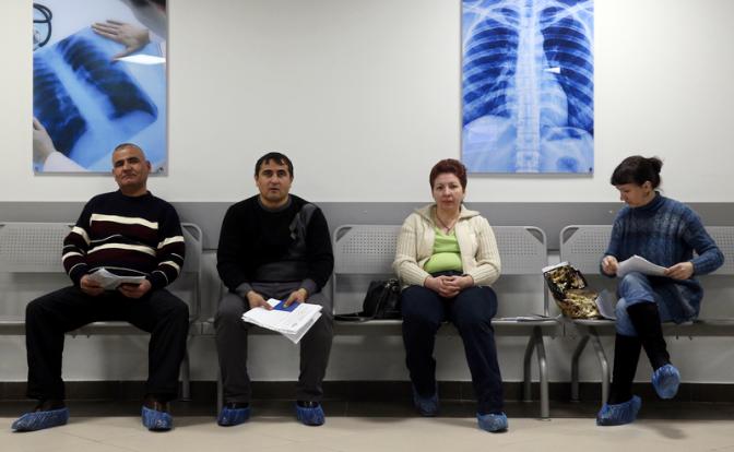 Лечитесь на здоровье! Мигранты облюбовали регионы, где много нефти, газа, денег и щедрые губернаторы