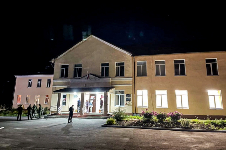 На фото: пункт временного размещения для пассажиров сошедшего с рельсов поезда развернут в Выгоничской школе.