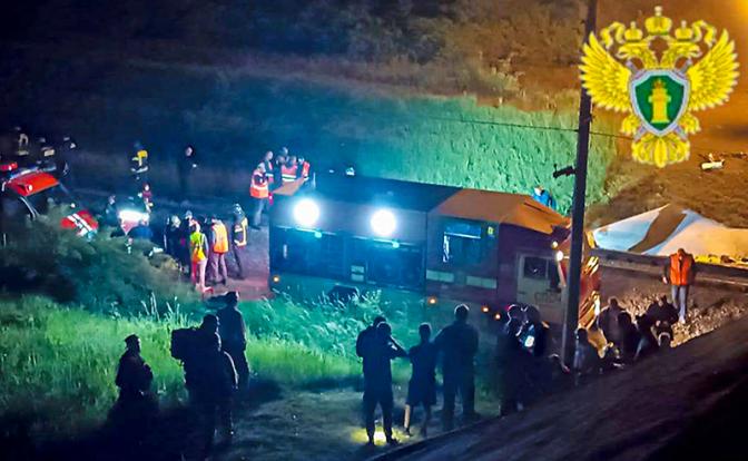 На фото: сход с рельсов локомотива и вагонов пассажирского поезда Климов — Москва в результате обрушения автомобильного моста.