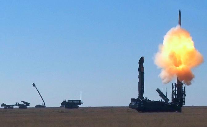 На фото: ЗРС С-300В4 (справа).