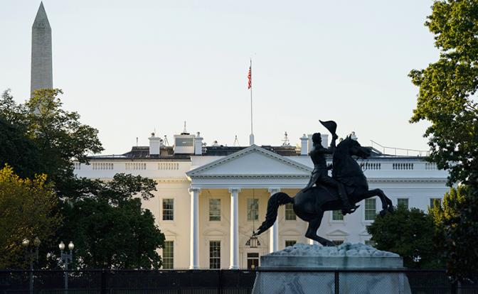 На фото: вид на Белый дом и монумент Вашингтона.