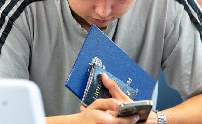 Shot: Студентов заставляют накрывать роскошные столы на защиту диплома