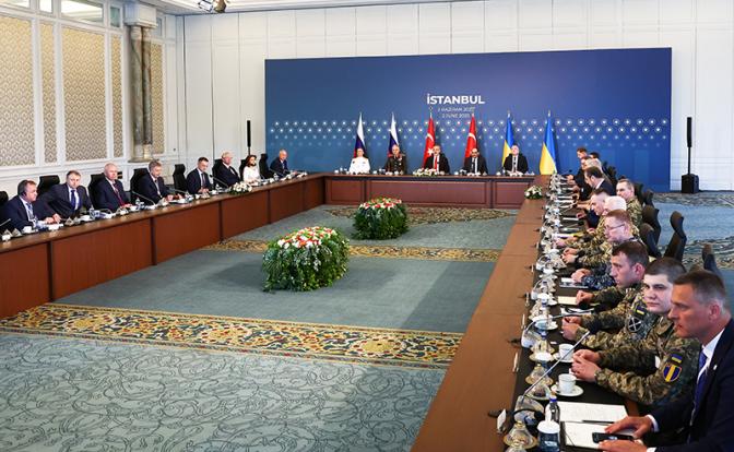 На фото: российско-украинские переговоры во дворце Чираган.