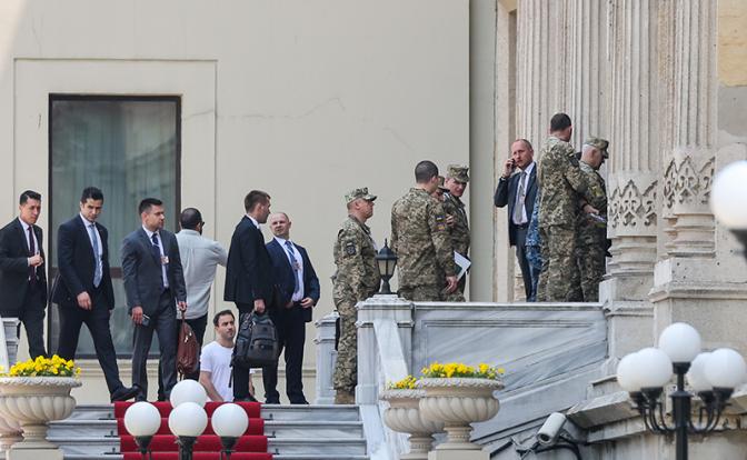 На фото: члены украинской делегации во время прибытия во дворец Чираган.