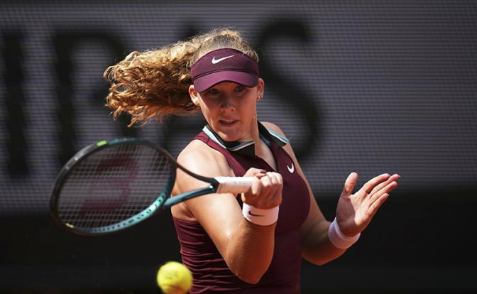 На фото: российская теннисистка Мирра Андреева в матче четвертого круга Открытого чемпионата Франции "Ролан Гаррос" против Дарьи Касаткиной из Австралии.