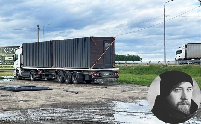 На фото( в правом нижнем углу): Артем Тимофеев, который может быть причастен к массовой атаке беспилотников по военным объектам.