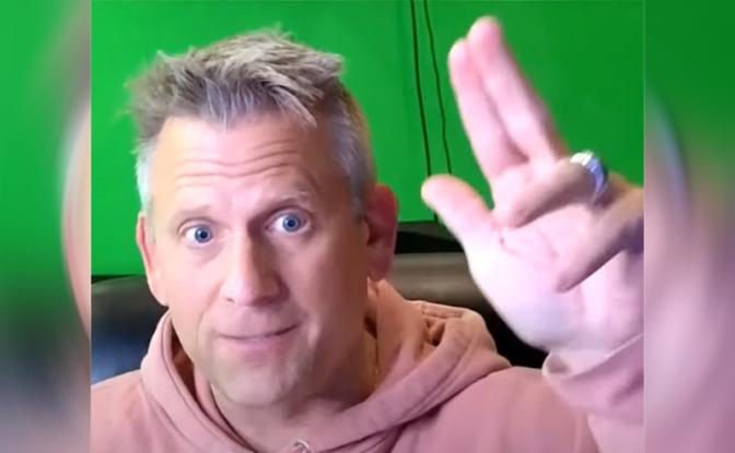 На фото: телеведущий Джон Бренкус.