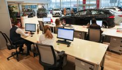 Автосалоны, теряя продажи, пошли в атаку на интернет –  тот "последний доллар"  отбирает