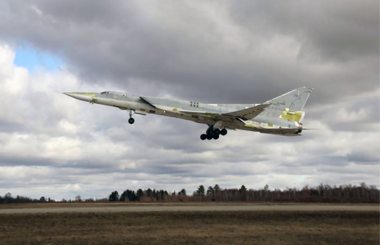 На фото: глубокомодернизированный ракетоносец Ту-22М3М