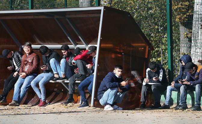 Засады на местах: Власти обхаживают мигрантов, а потом удивляются – почему они на шею сели