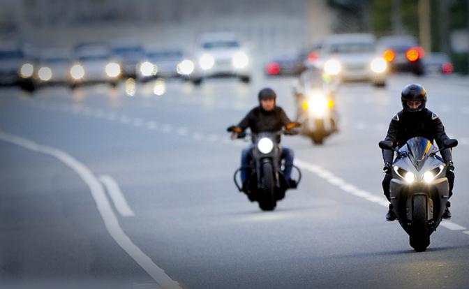 «Выделенки» стали спецтрассой для чиновников и мигрантов. Нашим туда нельзя!