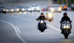 «Выделенки» стали спецтрассой для чиновников и мигрантов. Нашим туда нельзя!