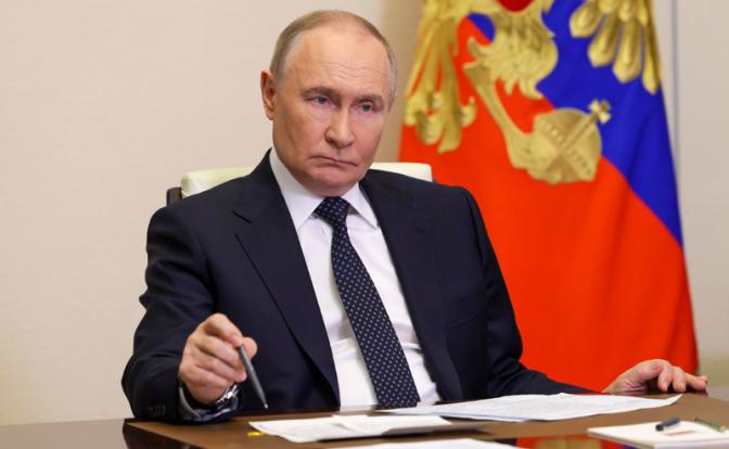 На фото: президент РФ Владимир Путин в Кремле во время совещания с членами правительства РФ в режиме видеоконференции.