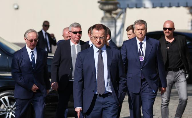 На фото: помощник президента РФ, председатель Российского военно-исторического общества (РВИО) Владимир Мединский (в центре) после пресс-подхода по итогам российско-украинских переговоров во дворце Чираган