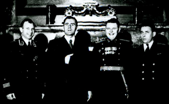 На фото: посол СССР в Великобритании А. Громыко (второй слева) с офицерами аппарата военно-морского атташе. Первый слева капитан 3-го ранга Н. Ивлиев.