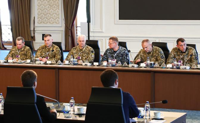 На фото: члены украинской делегации во время российско-украинских переговоров во дворце Чираган