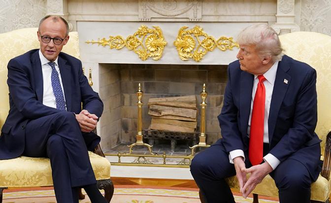 На фото: президент США Дональд Трамп и канцлер Германии Фридрих Мерц в Овальном кабинете Белого дома в Вашингтоне.