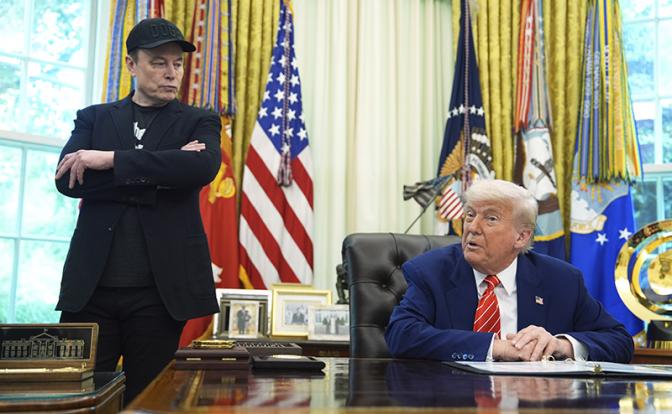 На фото: президент США Дональд Трамп и предприниматель Илон Маск (справа налево)