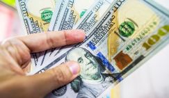 Покупать ли сейчас доллары? Эксперт сделал прогноз