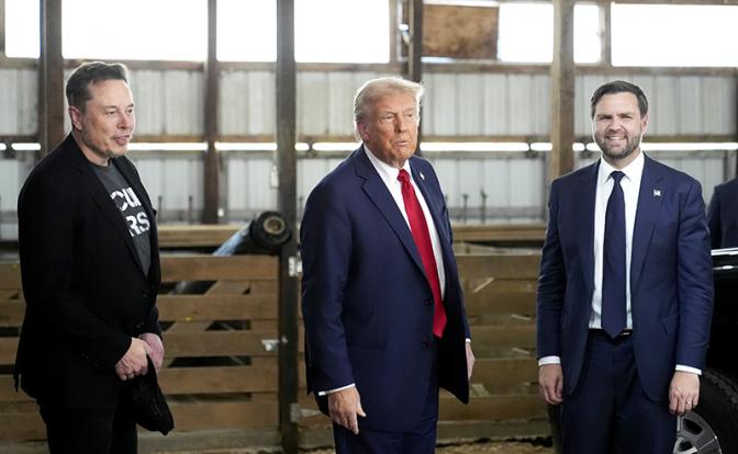 На фото: предприниматель Илон Маск, президент США Дональд Трамп  и вице-президент США Джей Ди Вэнс (слева направо)