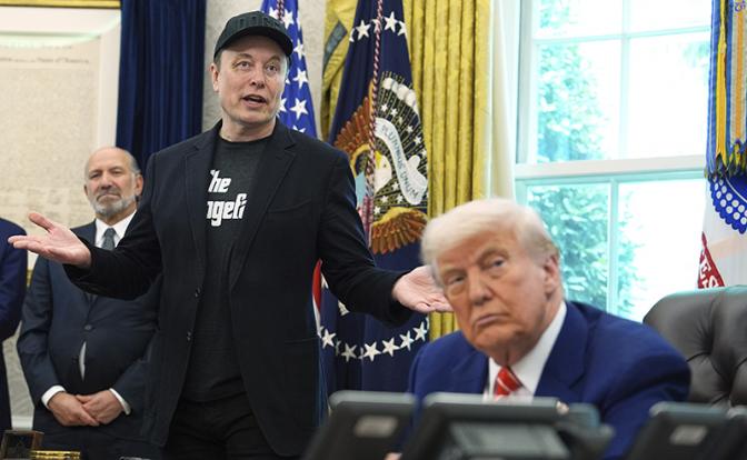 На фото: президент США Дональд Трамп и предприниматель Илон Маск (справа налево)