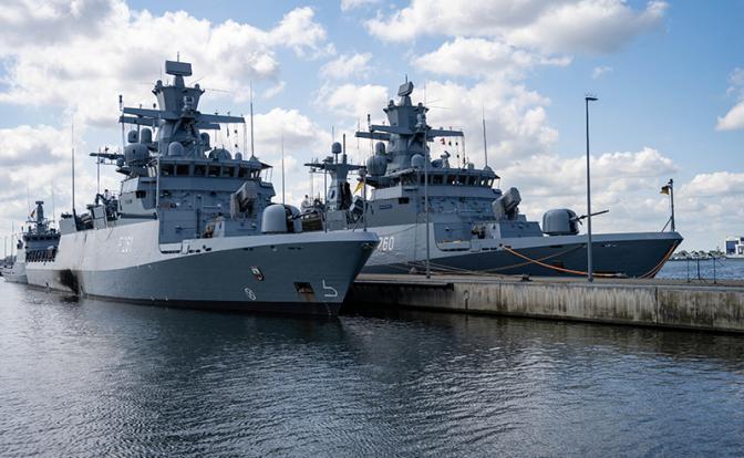 На фото: корветы готовы к отправке с причала военно-морской базы е для участия в крупных маневрах Baltops в Балтийском море