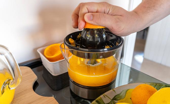 Диетолог предупредила о вреде натуральных соков для пожилых людей