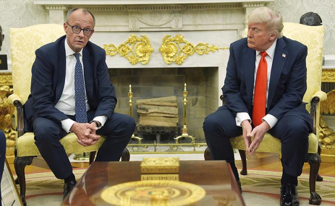 На фото: президент США Дональд Трамп и канцлер Германии Фридрих Мерц (справа налево) во время встречи в Белом доме