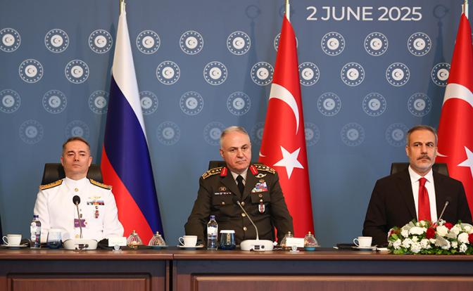 На фото: начальник Генерального штаба вооруженных сил Турции Метин Гюрак (в центре) и министр иностранных дел Турции Хакан Фидан (справа) во время российско-украинских переговоров во дворце Чираган