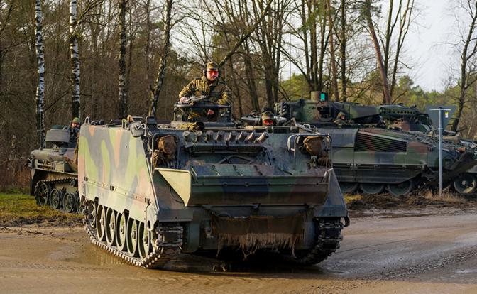На фото: бронетранспортеры M113.