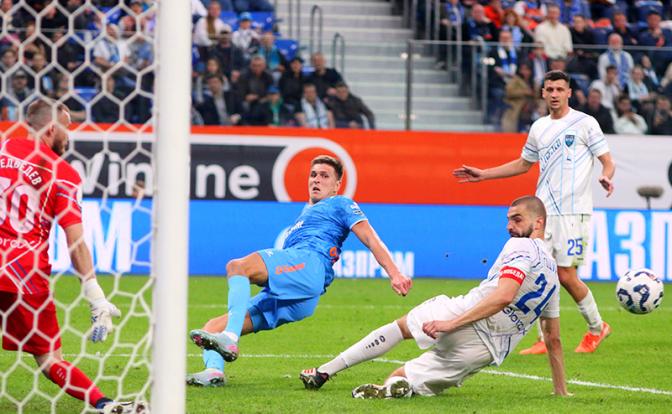 На фото: Александр Соболев (7) из «Зенита», Кирилл Гоцук (24) из «Пари Нижний Новгород» во время матча Российской Премьер-Лиги между «Зенитом» (Санкт-Петербург) и «Пари Нижний Новгород» на «Газпром Арене».