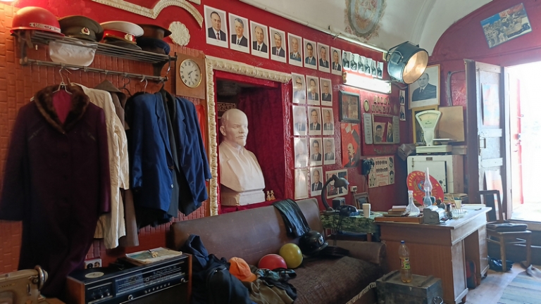 На фото: в музее СССР.