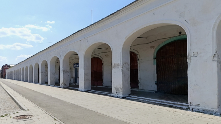 На фото: торговые ряды.