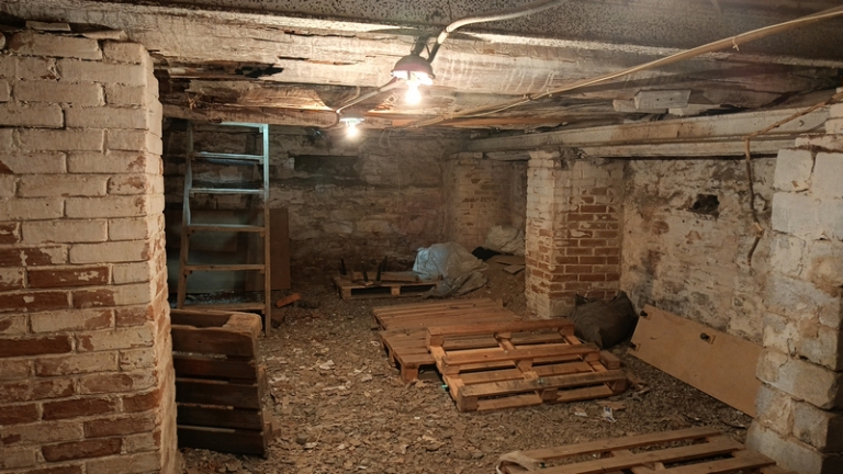 На фото: подвал под Торговыми рядами. Здесь будет музей пыток.