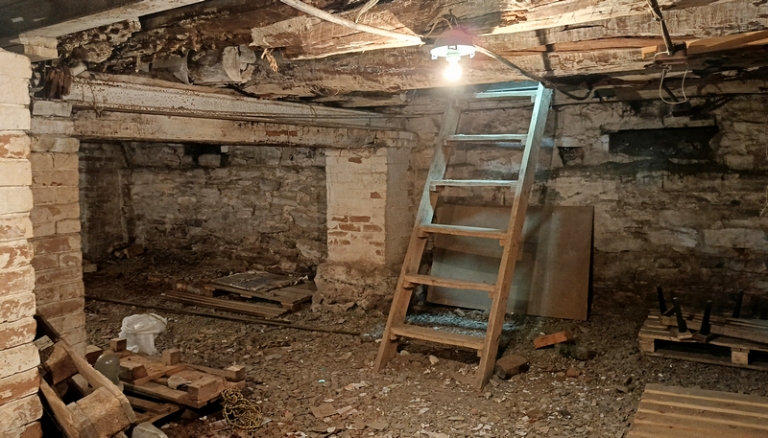 На фото: подвал под Торговыми рядами. Здесь будет музей пыток.