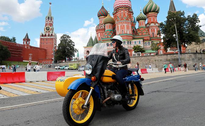 На фото: патрульный мотоцикл ГАИ "Урал".