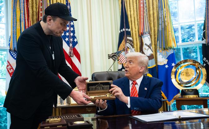 На фото: генеральный директор Tesla Илон Маск и президент США Дональд Трамп.