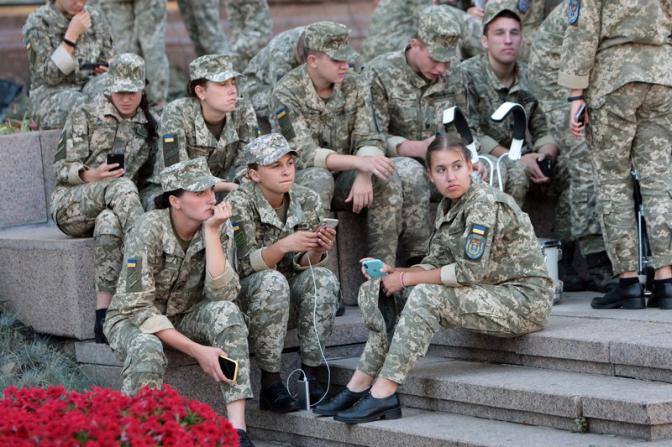 На Украине женщин и юношей от 18 лет призвали готовиться к мобилизации